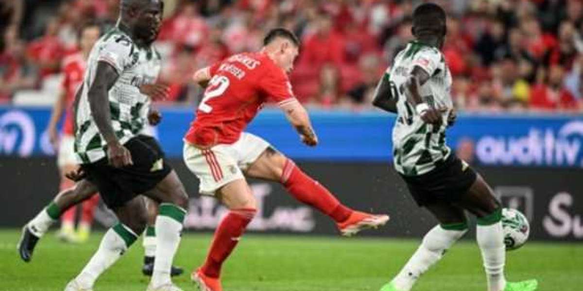 Benfica goleia Moreirense e mantém-se na luta pelo título